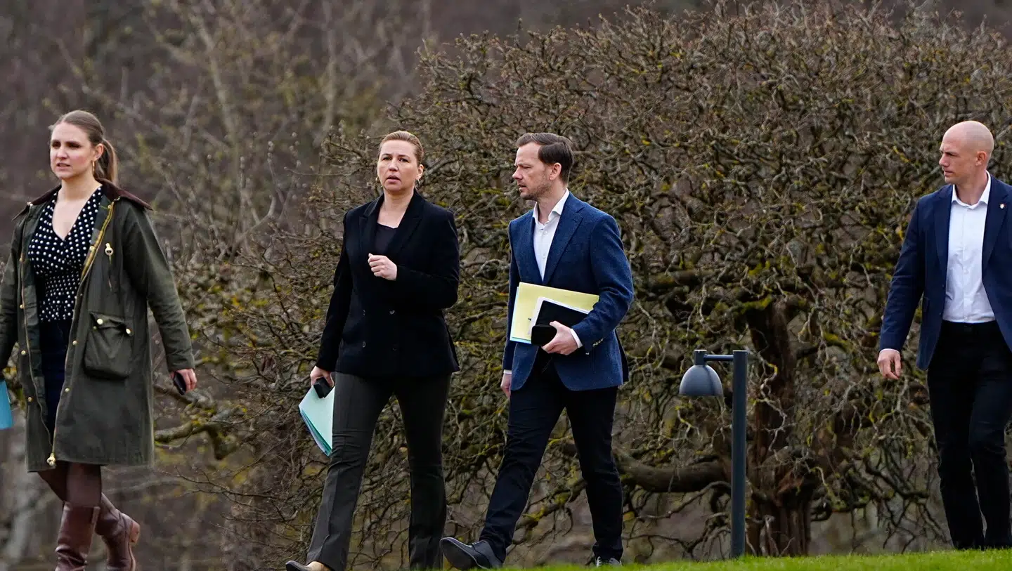Her ses Mette Frederiksen og Peter Hummelgaard (S) på vej til seminar på Marienborg torsdag.