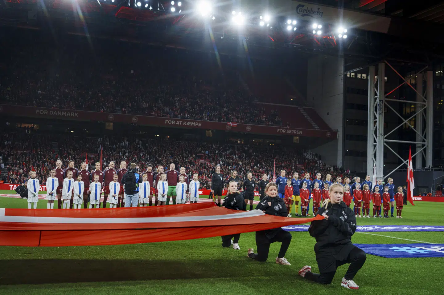 Danmarks fodboldkvinder har ikke haft en fast hjemmebane, siden aftalen med Viborg Kommune udløb i 2024. I efteråret spillede holdet i Parken, mens man i marts spillede i Horsens. (Arkivfoto).