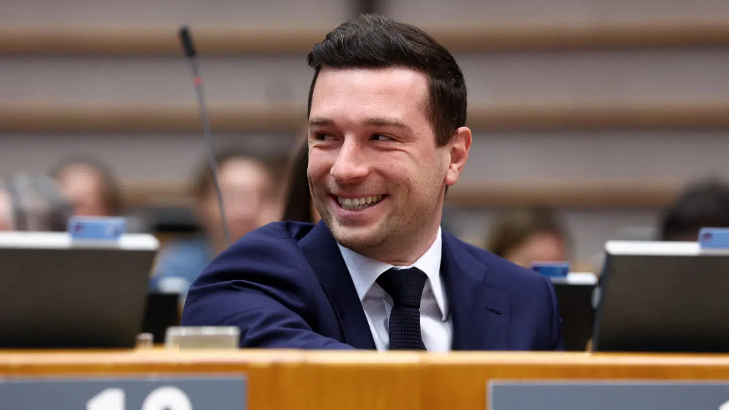 Den franske politiker Jordan Bardella er leder af det højrenationalistiske parti Rassemblement National og er medlem af Europa-Parlamentet. Han er søn af italienske migranter, der kom til Frankrig, så han har en del til fælles med den italienske prinsesse Maria Carolina.