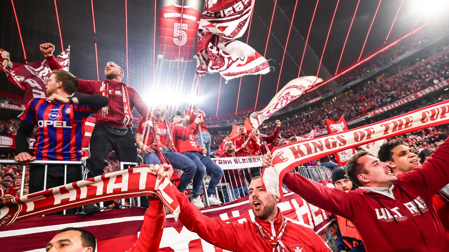 Bayern Münchens fans sad på hegnet, inden de sprang ned til banen.