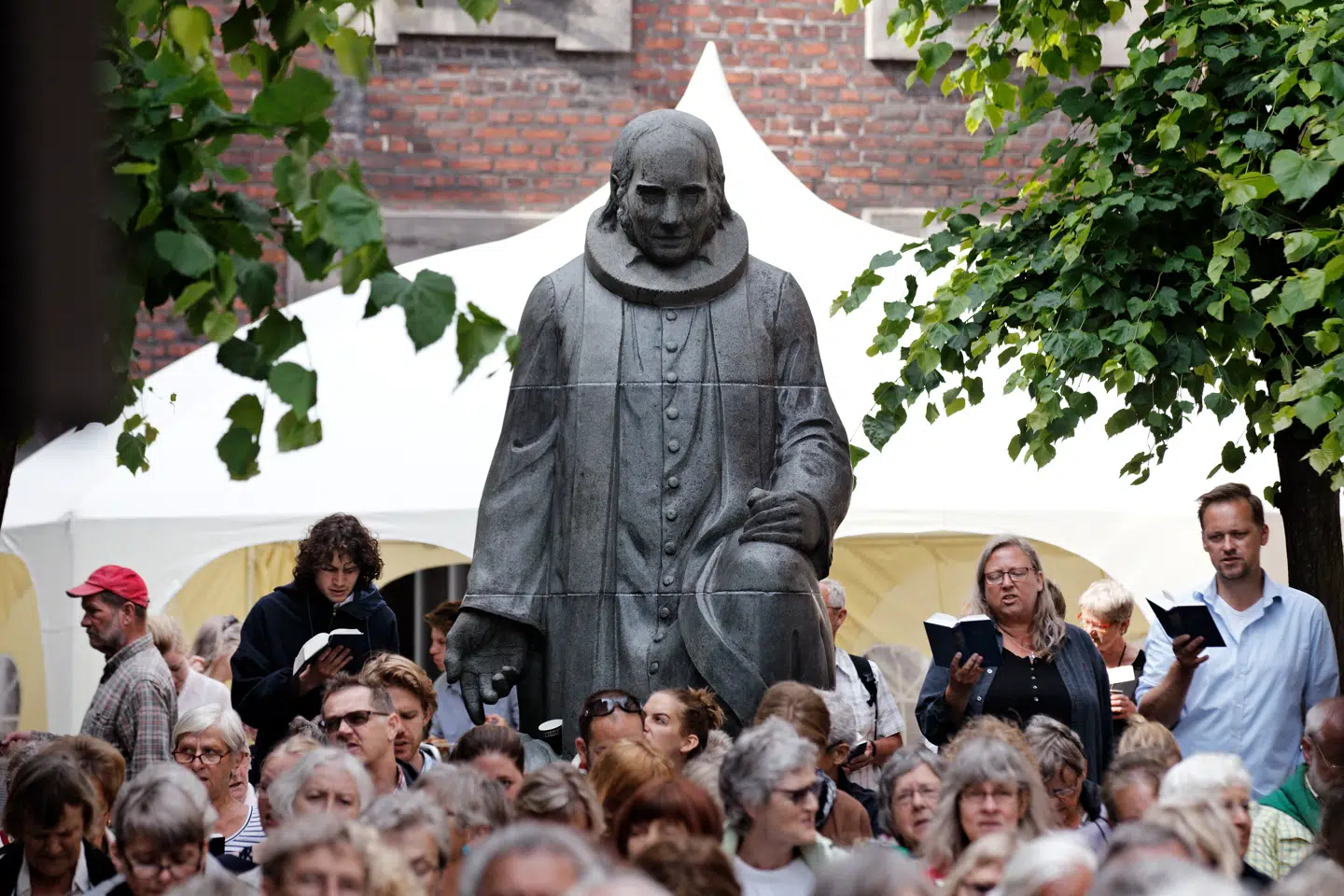 På Vartovkollegiet i indre København troner Grundtvig som en samlende nationalfigur. Men den seneste tid har han været omdrejningspunkt for en dyb splittelse på den danske højrefløj.