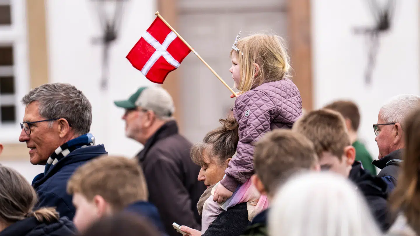 Masser af royale fans var torsdag mødt op for ønske dronning Margrethe tillykke.