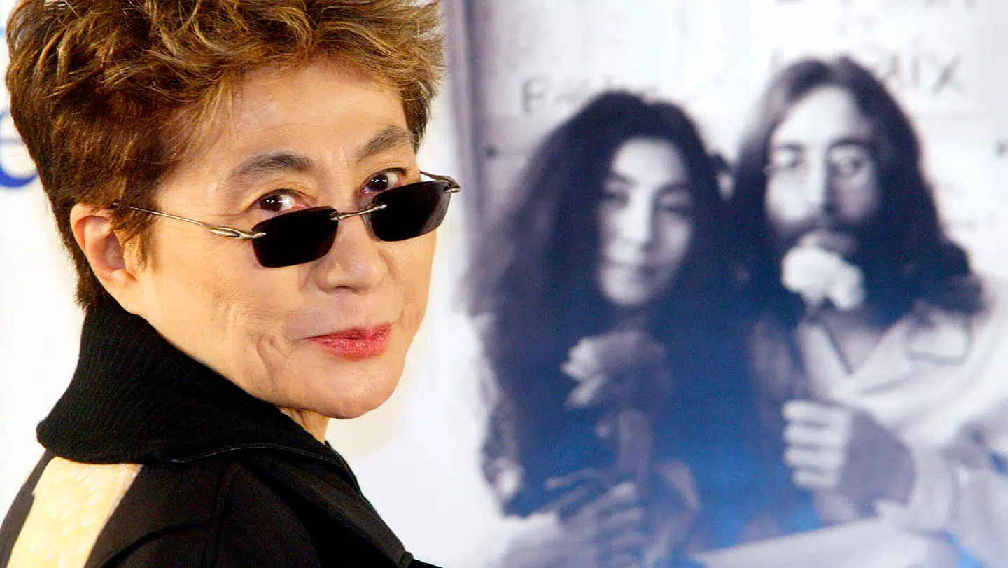 Yoko Ono i 2002 foran et portræt af hende og John Lennon.