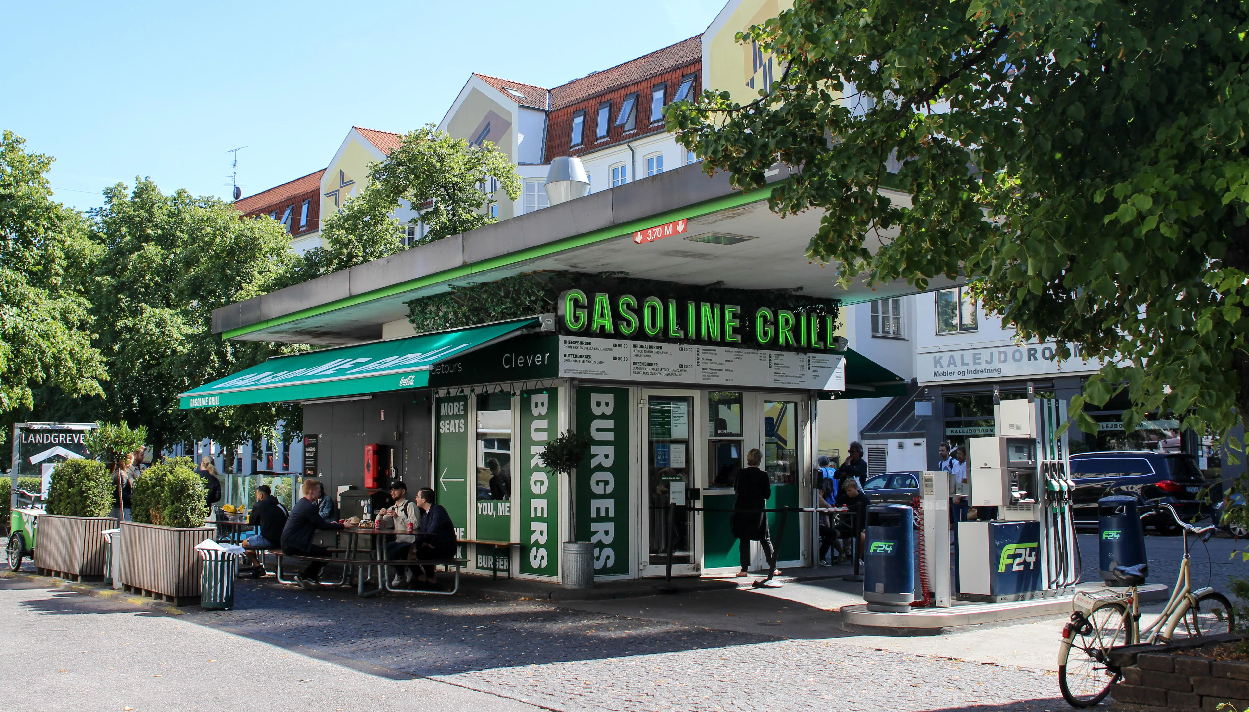 Vild fødselsdagsfest: Sælger burgere til 10 kroner