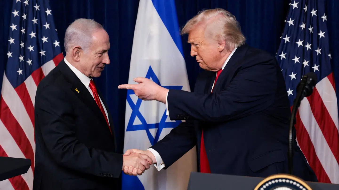 FILE PHOTO: U.S. President Donald Trump points his finger towards Israeli Prime Minister Benjamin Netanyahu as they shake hands during a press conference after meeting at Trump's Mar-a-Lago club in Palm Beach, Florida, U.S., December 29, 2025. REUTERS/Jonathan Ernst/File Photo