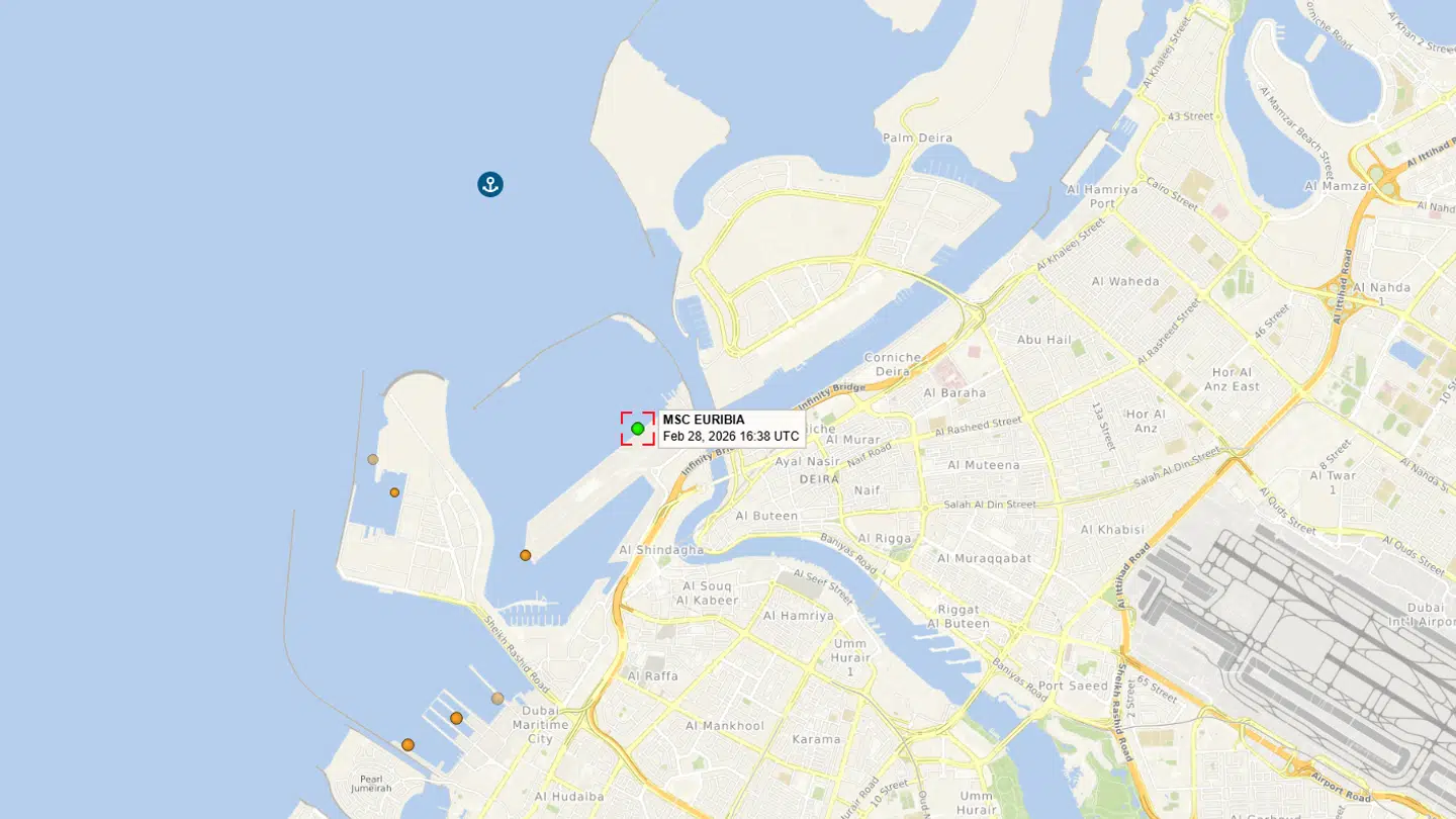 Skibet ligger stadig til kaj i Dubai.