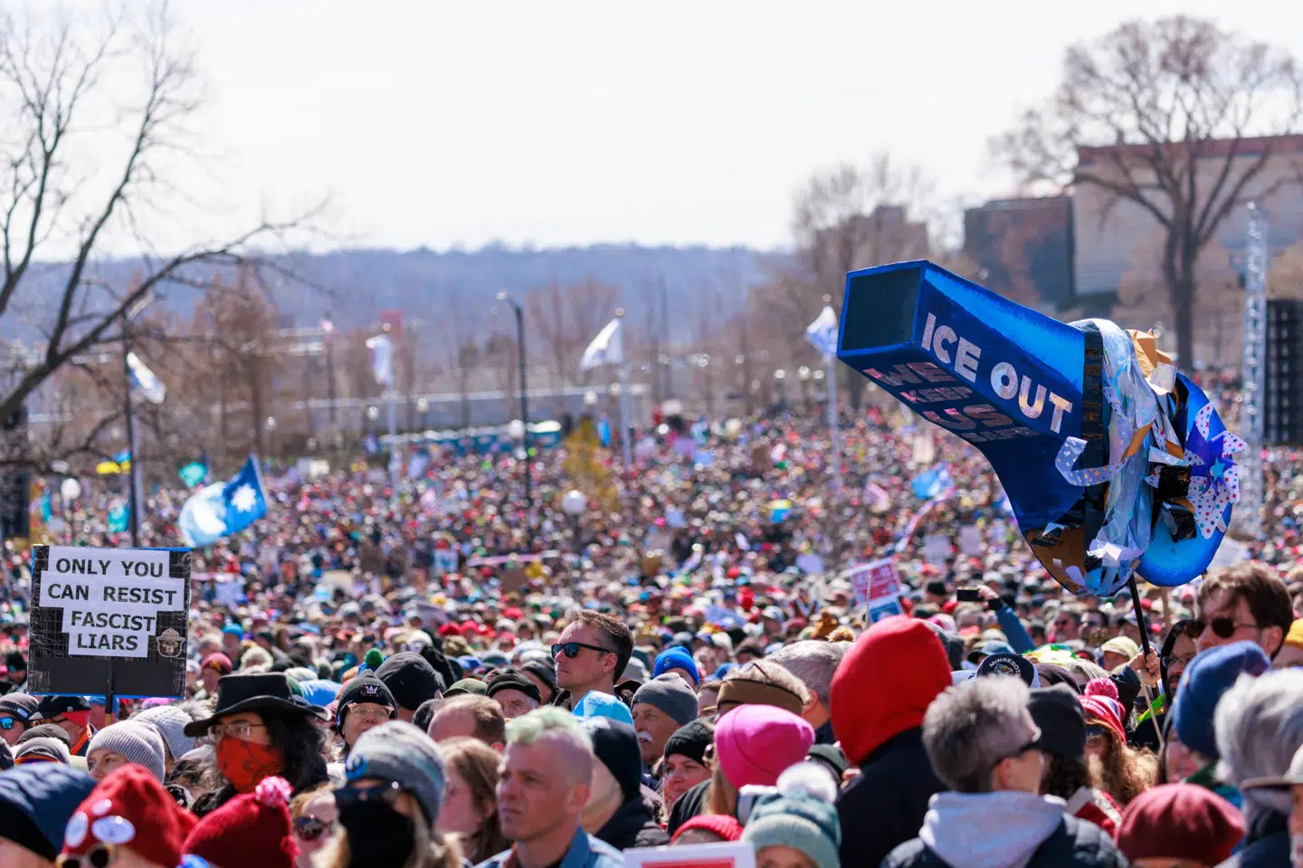 En person holder et skilt, hvor der står "Ud med ICE" til en demonstration i marts i Minnesota. Trump-administrationens indsats mod ulovlige migranter i delstaten tidligere på året har udløst vrede. (Arkivfoto).