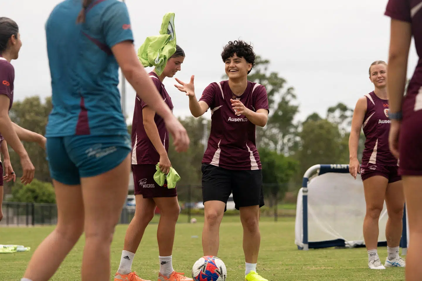 Den iranske fodboldspiller Fatemeh Pasandideh under en træning med fodboldklubben Brisbane Roar i Australien, hvor hun har søgt tilflugt. (Arkivfoto).