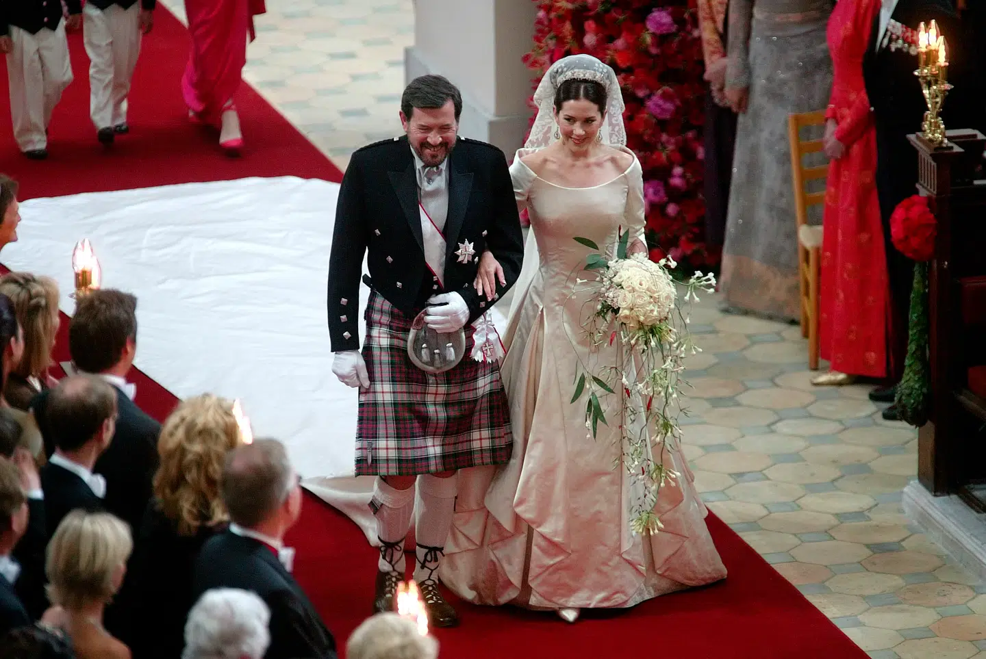 Her ses John Donaldson i 2004 føre sin datter op ad kirkegulvet under hendes bryllup med daværende kronprins Frederik.