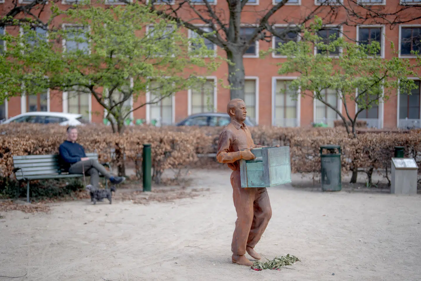 Den nøjagtige genskabelse af menneskefiguren ud fra et gammelt foto og moderne software er lykkedes overraskende godt. Det raffinerede materialesammenstød gør monumentet til en skulptur.
