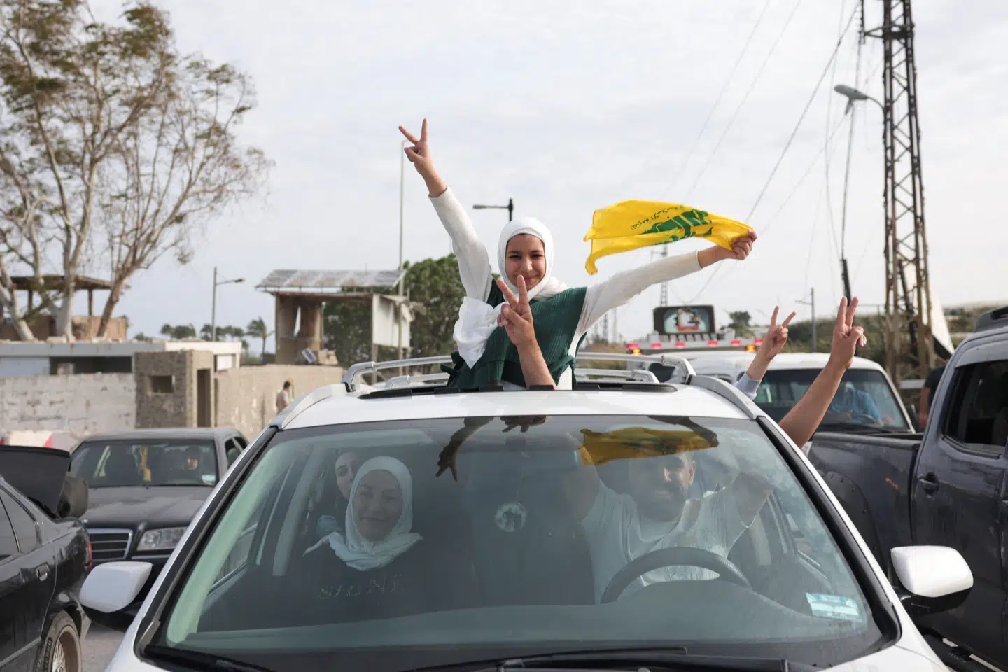 Sejren er vor. Flygtninge på vej hjem mod det sydlige Libanon flager for Hizbollah.