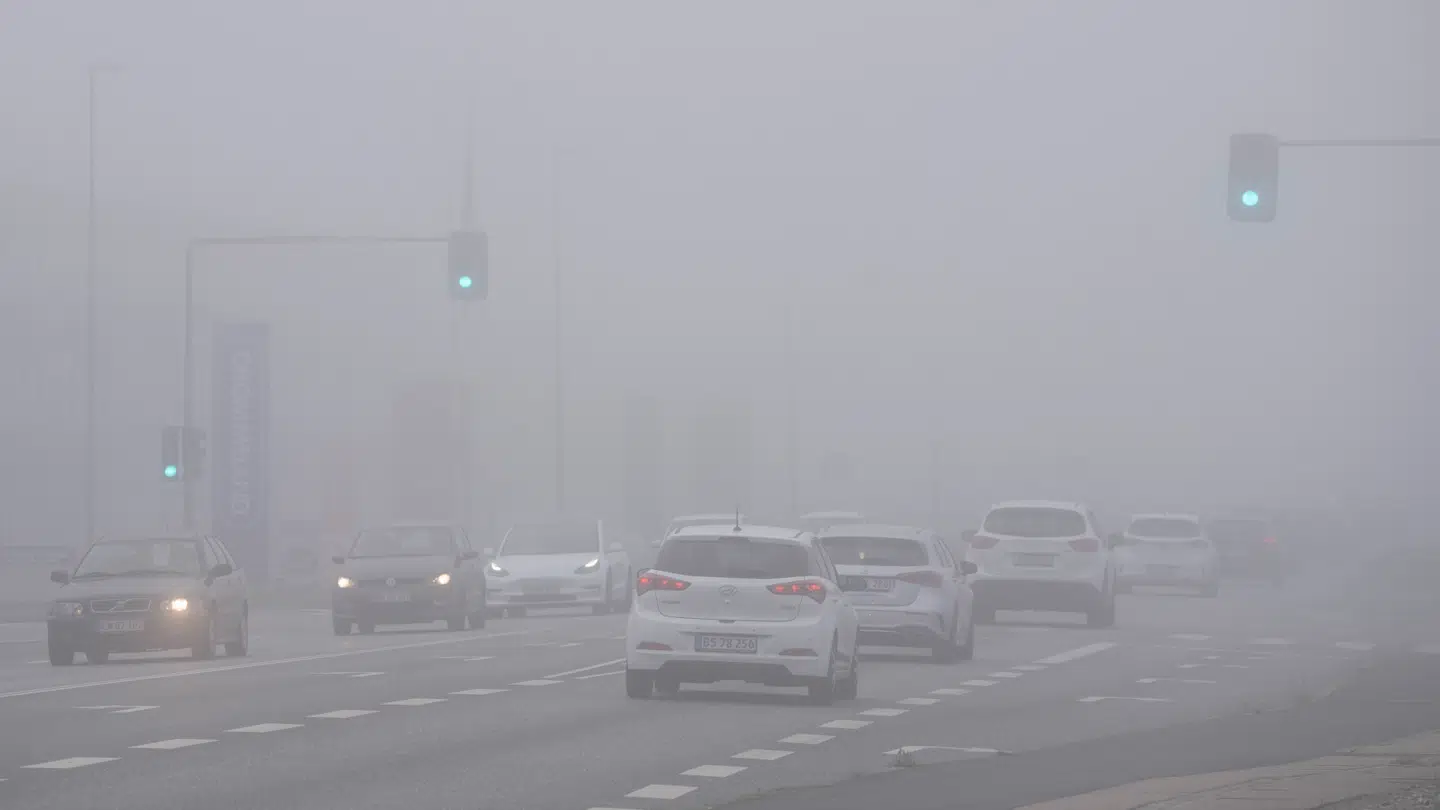 Job Sørensen peger på, at bilister glemmer, at baglygterne ikke altid er tændt.