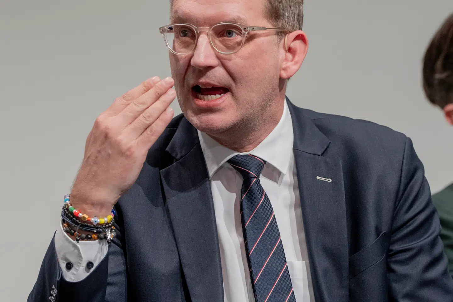 »Jeg har været meget tæt på at miste mit syn på grund af en nethindeløsning, og jeg skal holde mig i ro i håbet om at få mit syn tilbage. Ingen er mere ked af den situation end mig,« skriver Troels Lund Poulsen på X.