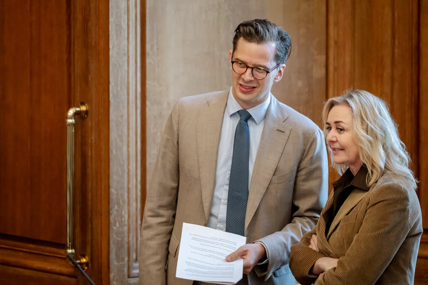 Lars Andersen fra Arbejderbevægelsens Erhvervsråd er ikke tilhænger af de borgerlige løsninger på ambitionen om at gøre Danmark rigere. På billedet ses Alex Vanopslagh (LA) og Mona Juul (K).