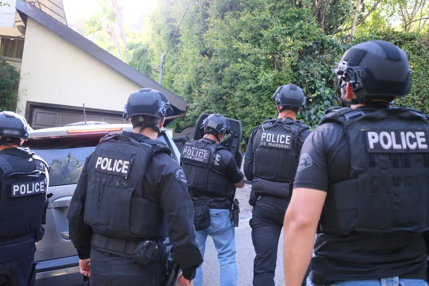 Politibetjente arbejder torsdag under anholdelsen af musikeren D4vd.