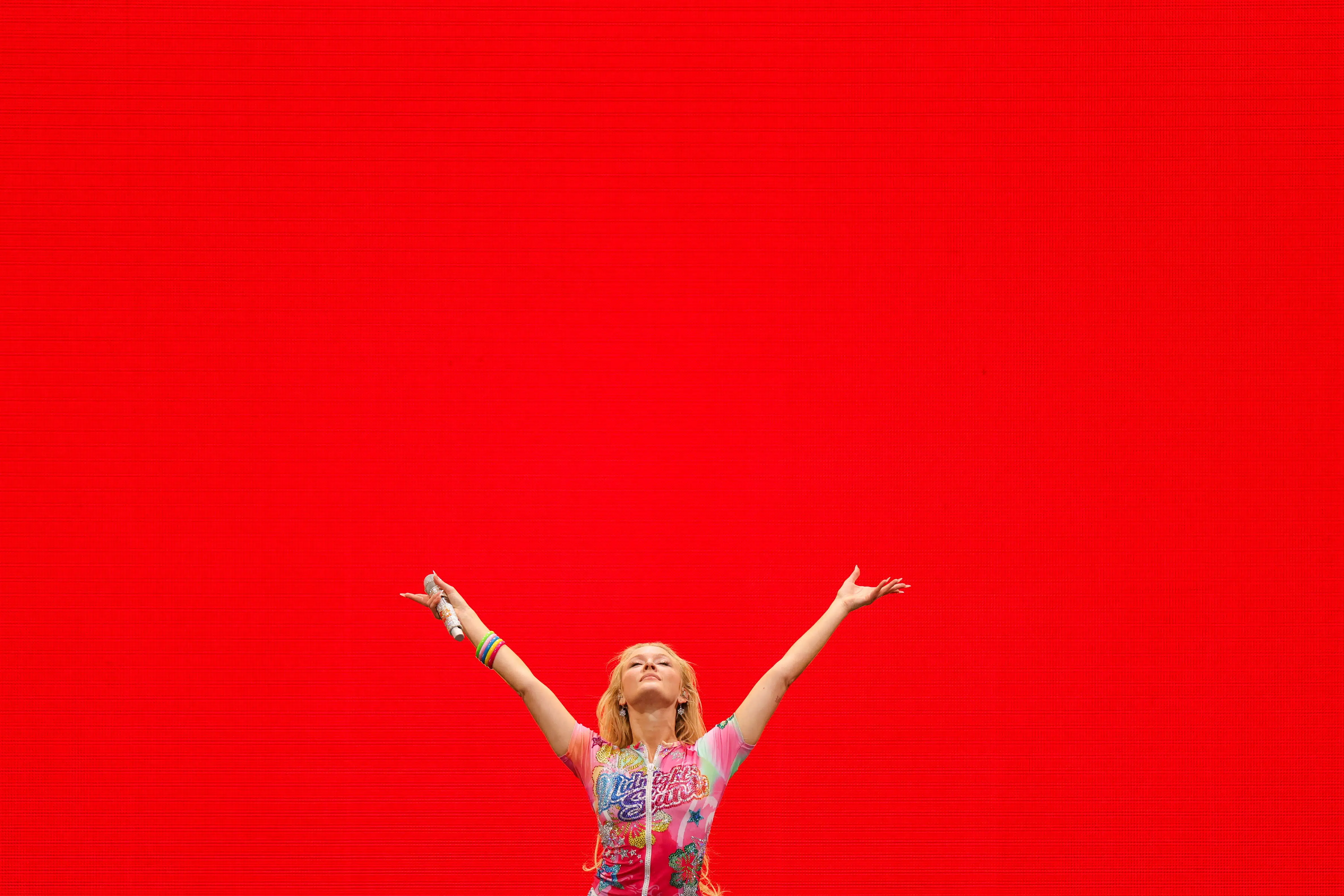 Hun »elsker slutty kvinder« og »fucking hader ICE«. Zara Larsson siger, hvad hun mener, og det koster dyrt