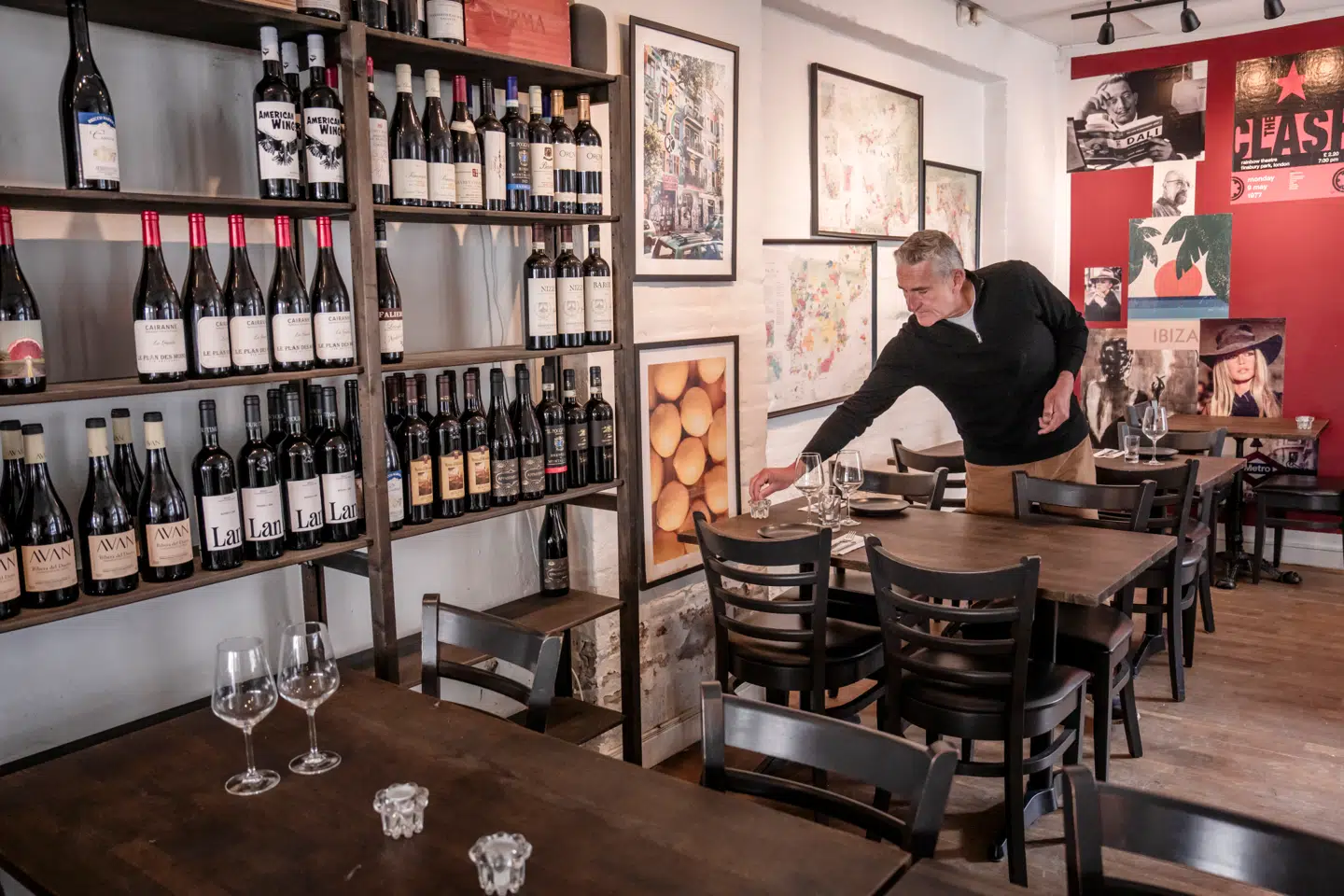 Chums på Øster Farimagsgade serverer kold vin og varm ost.