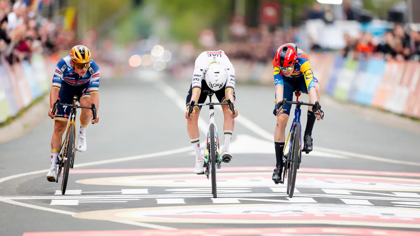 Der måtte et målfoto til, før Dennis Ritter turde kåre Mattias Skjelmose til den sensationelle vinder af Amstel Gold Race.
