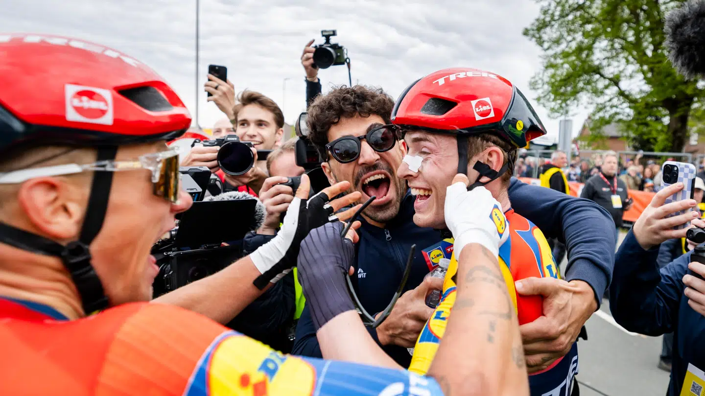Mattias Skjelmose var selv i tvivl, da han passerede målstregen. 'I think I won,' startede han med at sige. Få sekunder efter brød han ud i en vild jubel, da sejren blev meldt ud.