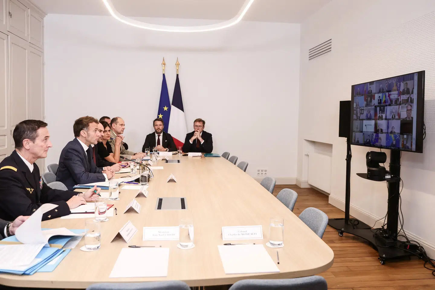 Frankrig og Storbritannien har indkaldt til konference fredag, hvor ledere fra omkring 40 lande deltager - størstedelen deltager virtuelt. Billedet er fra en anden videokonference om Ukraine den 11. september i fjor. Billedet er taget i Elysée-palæet i Paris, og det er Keir Starmer, som har ordet på skærmen. (Arkivfoto).