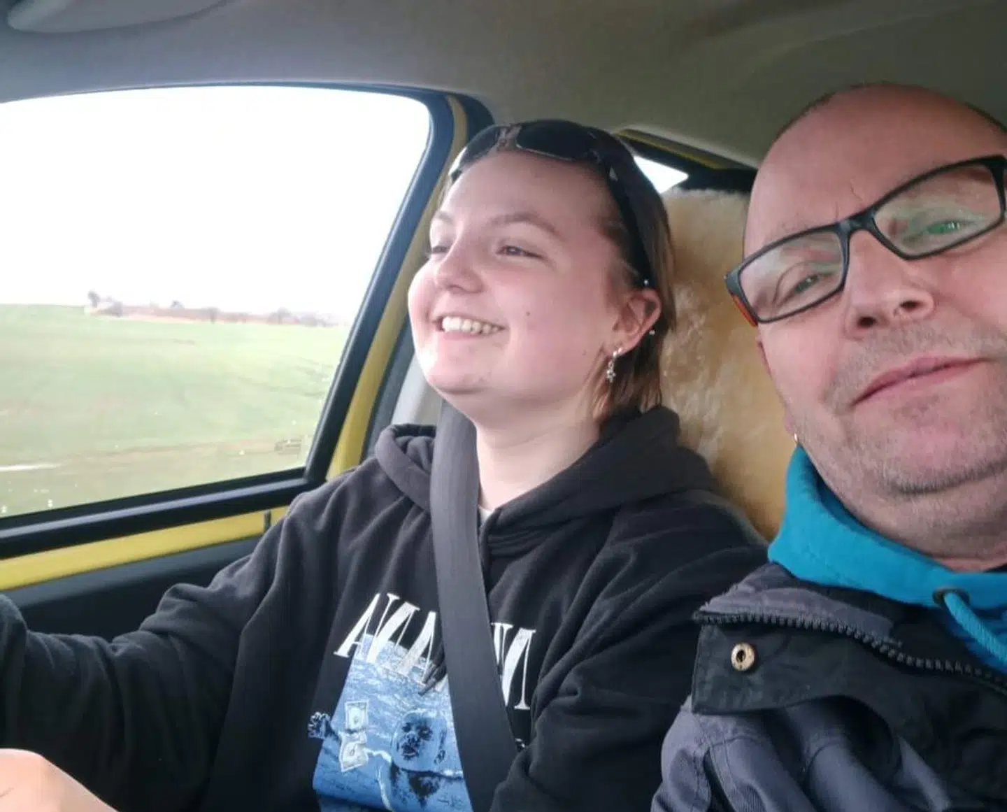 Nick og hans datter Leah i en bil
