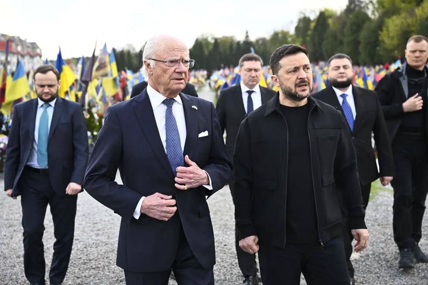 Kong Carl Gustaf og Ukraines præsident, Volodymyr Zelenskyj, deltager i ceremoni i Lviv i Vestukraine.