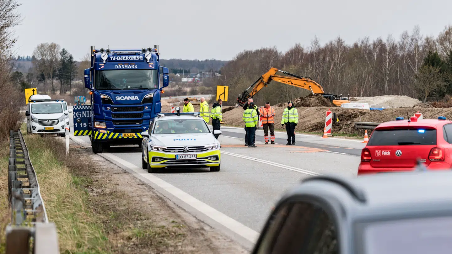 To mænd på henholdsvis 18 og 52 år stødte tirsdag frontalt sammen med en lastbil på strækningen.