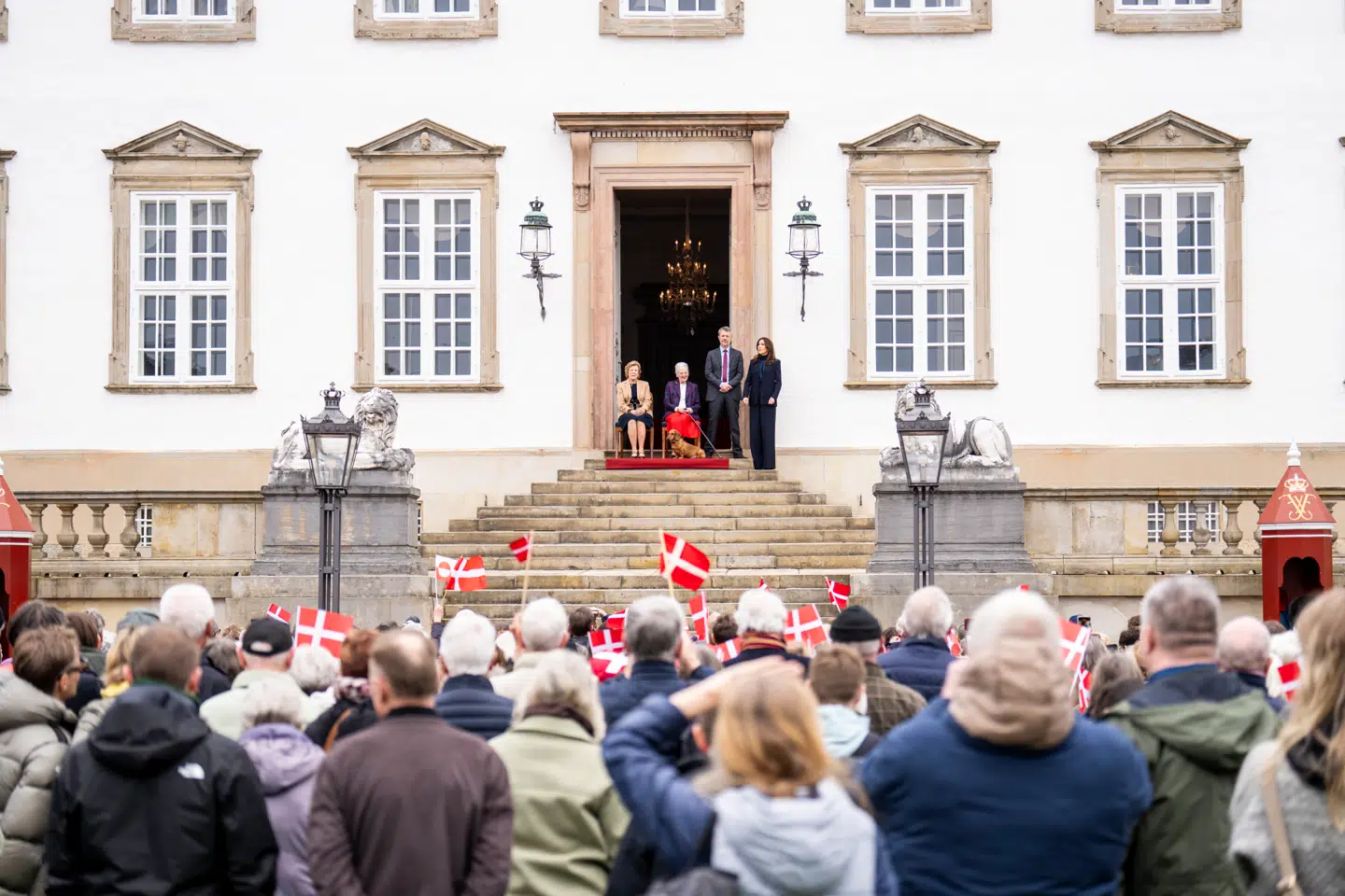 På Fredensborg Slot overværede dronning Margrethe sammen med kong Frederik, dronning Mary og dronning Anne-Marie – foruden de mange fremmødte danskere – en fødselsdagskoncert i anledningen af dronning Margrethes 86 års fødselsdag.