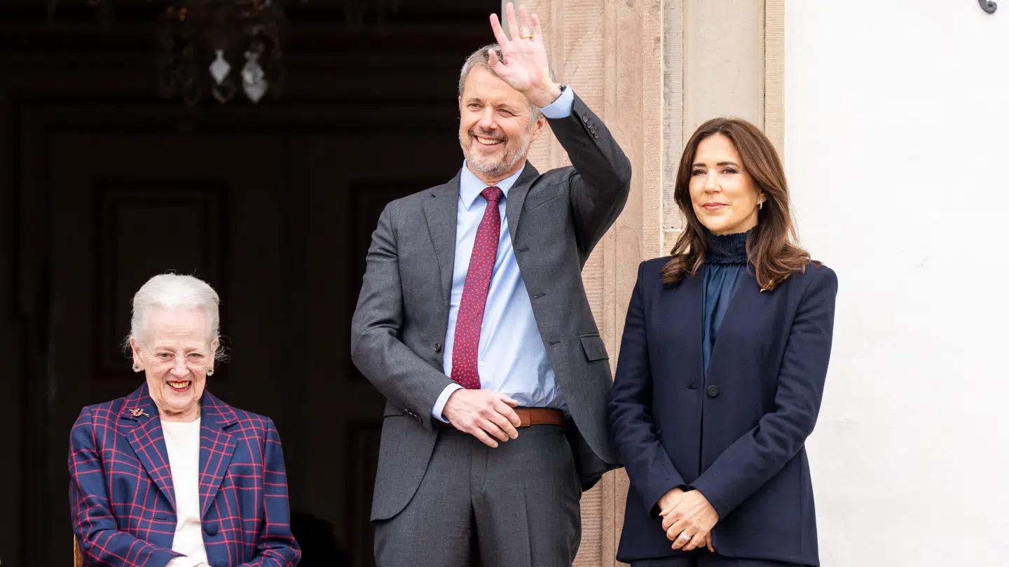 Dronning Mary var i sorg i både ansigt og tøjfarve, mener medier verden over at kunne se. Kong Frederik var dog en tydelig støtte, der selv var i sorg, hedder det sig blandt andet i Frankrig.