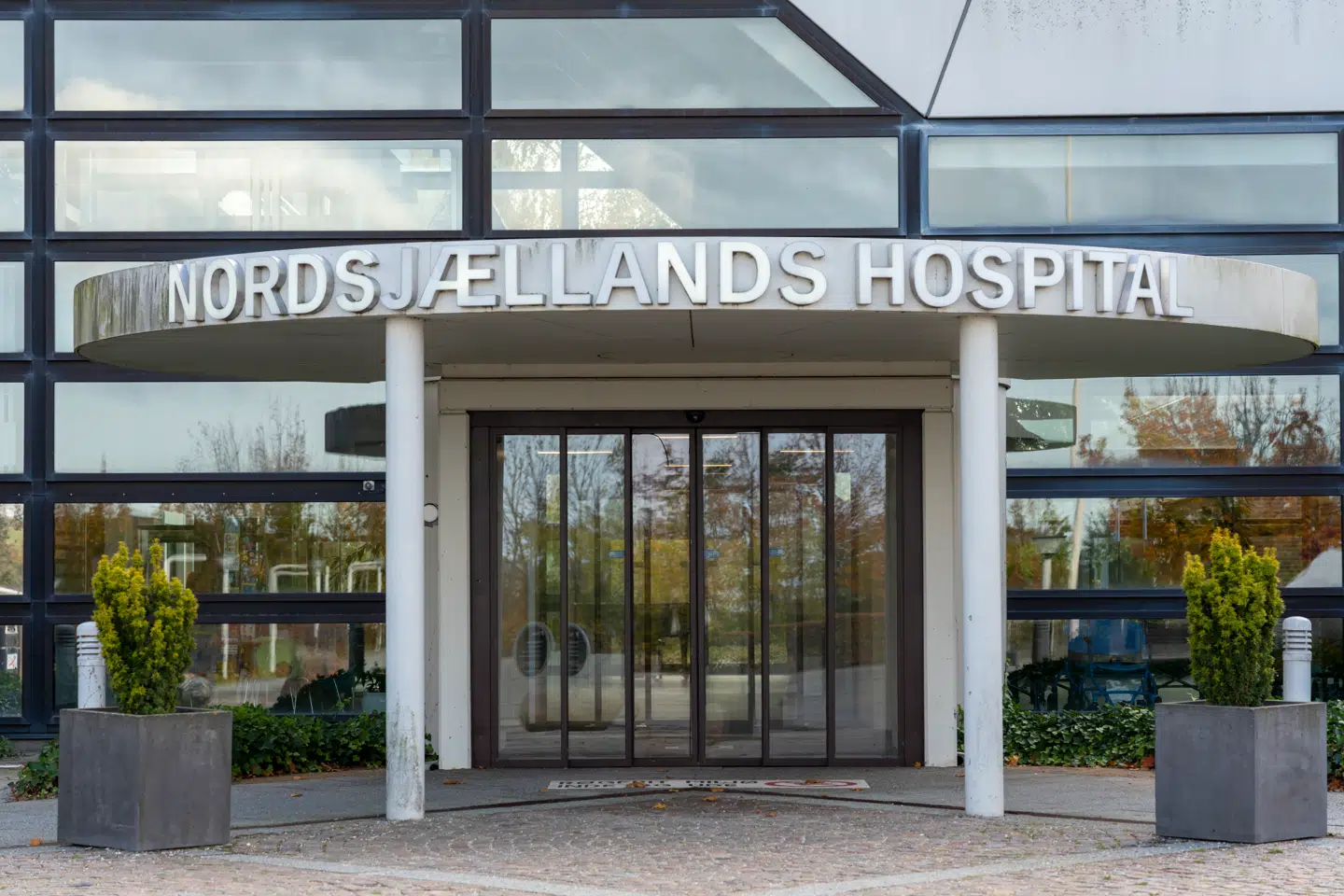 Akut syge patienter, som har haft brug for behandling mod en forstuvning eller en brækket fod, er i lange perioder blevet mødt af en lukket dør til akutklinikken på Frederikssund Hospital, som ellers skulle være åben fra 9 til 21 hver dag året rundt. I alt har den været lukket i 263 timer, viser en undersøgelse.