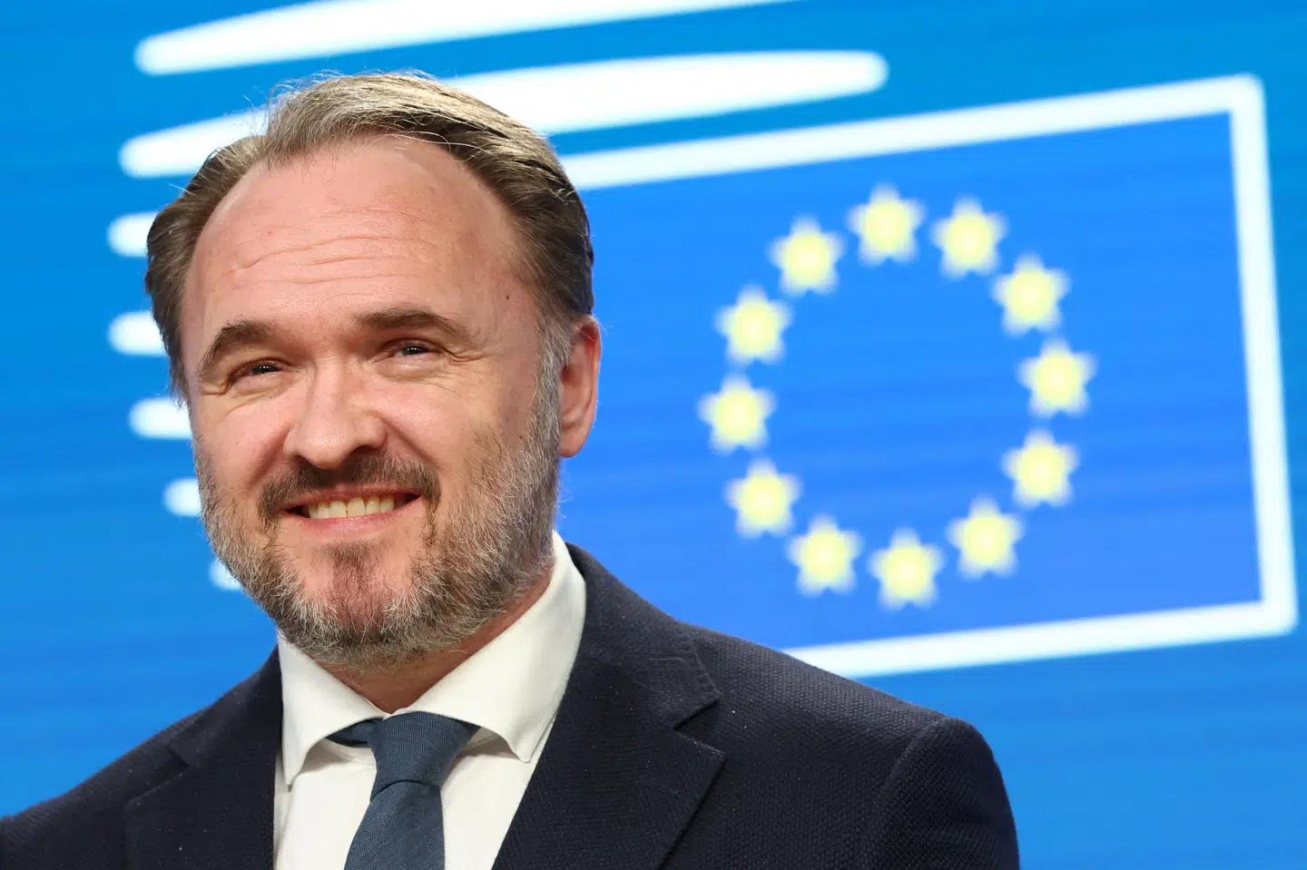 EU's energikommissær deltog 31. marts i et hastemøde om energikrisen som følge af krigen i Iran. Han vurderer nu, at krigen vil føre til færre og dyrere fly i sommer.