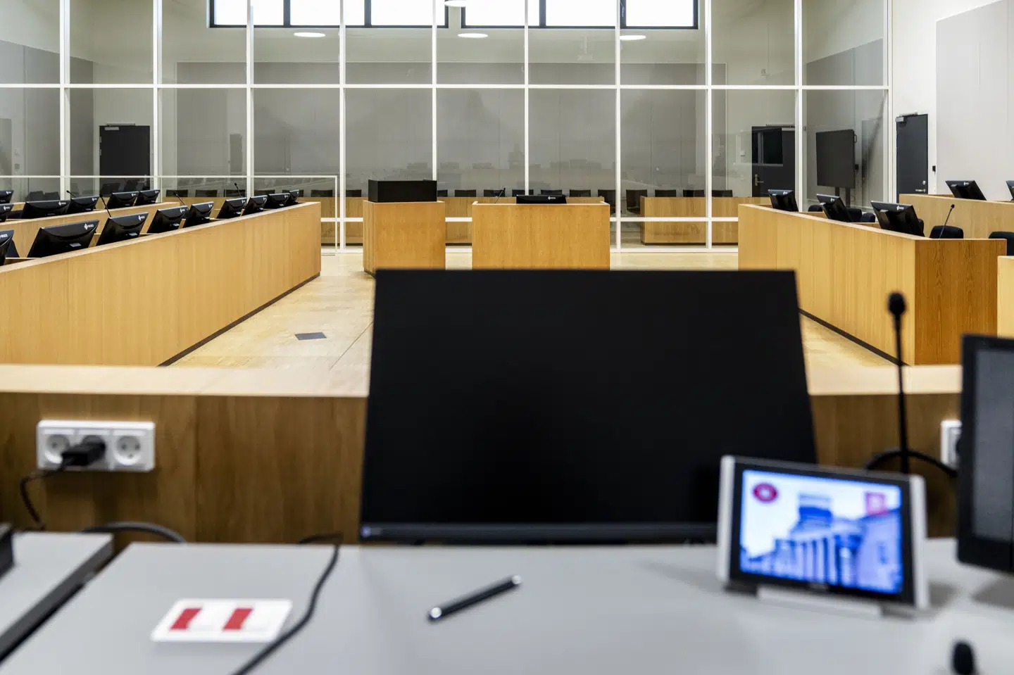 Her ses udsigten fra retsformandens plads i den særligt sikrede retssal, der ligger i kælderen af den nye retsbygning ved Vestre Fængsel i København. Bagerst bag skudsikkert glas sidder tilhørere og presse. (Arkivfoto).