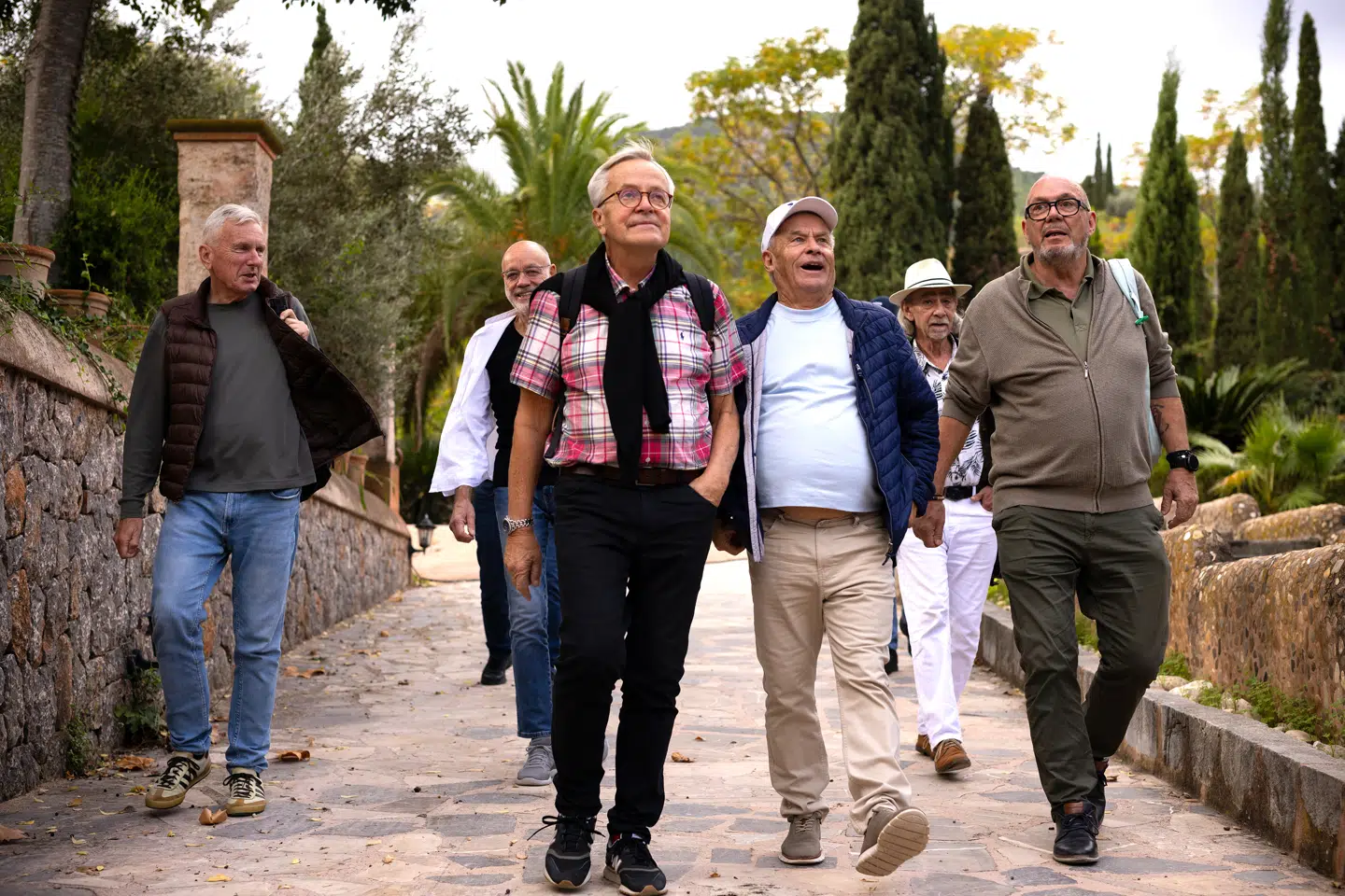 Tom (i midten med ternet skjorte) åbner op i første afsnit af 'Hotel romantik'.