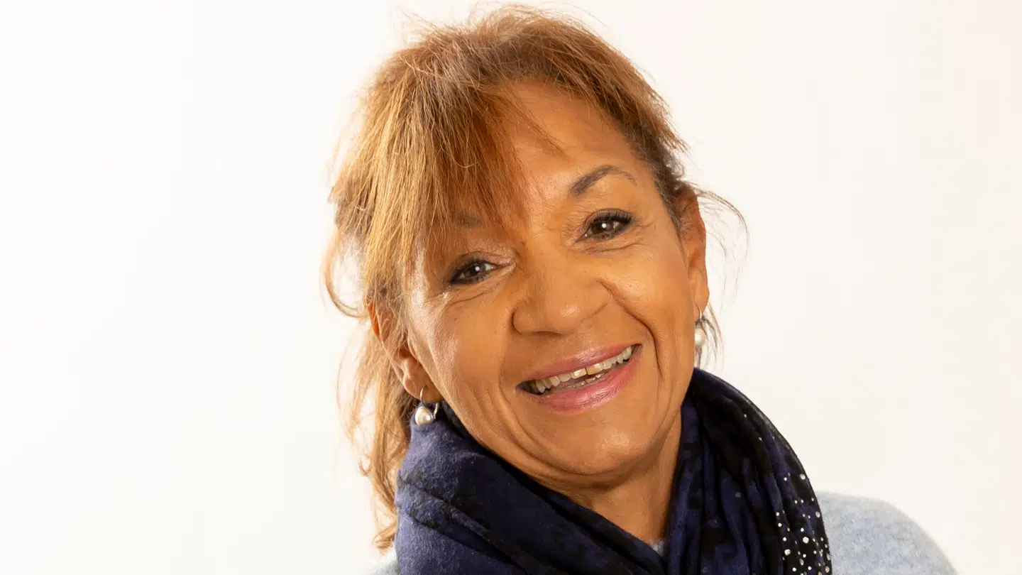 Henriette fortæller om tabet af sin søn i første episode af 'Hotel romantik'.