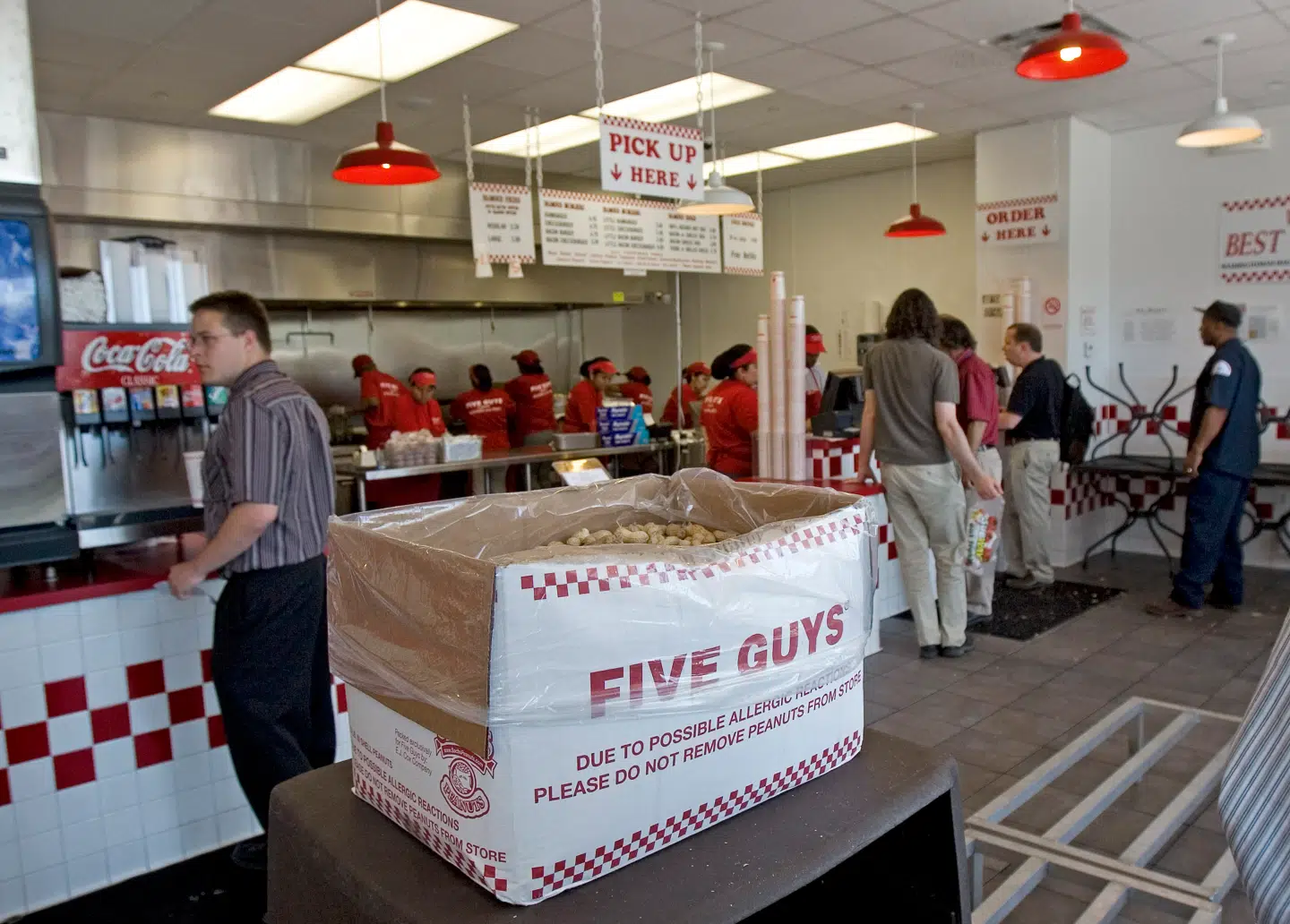 Håndværkere fra Mongoliet bygger burgerkæden Five Guys' to nye fastfood-lokationer i Danmark og tjener mellem 97 og 112 kroner i timen, ifølge Ekstra Bladet.