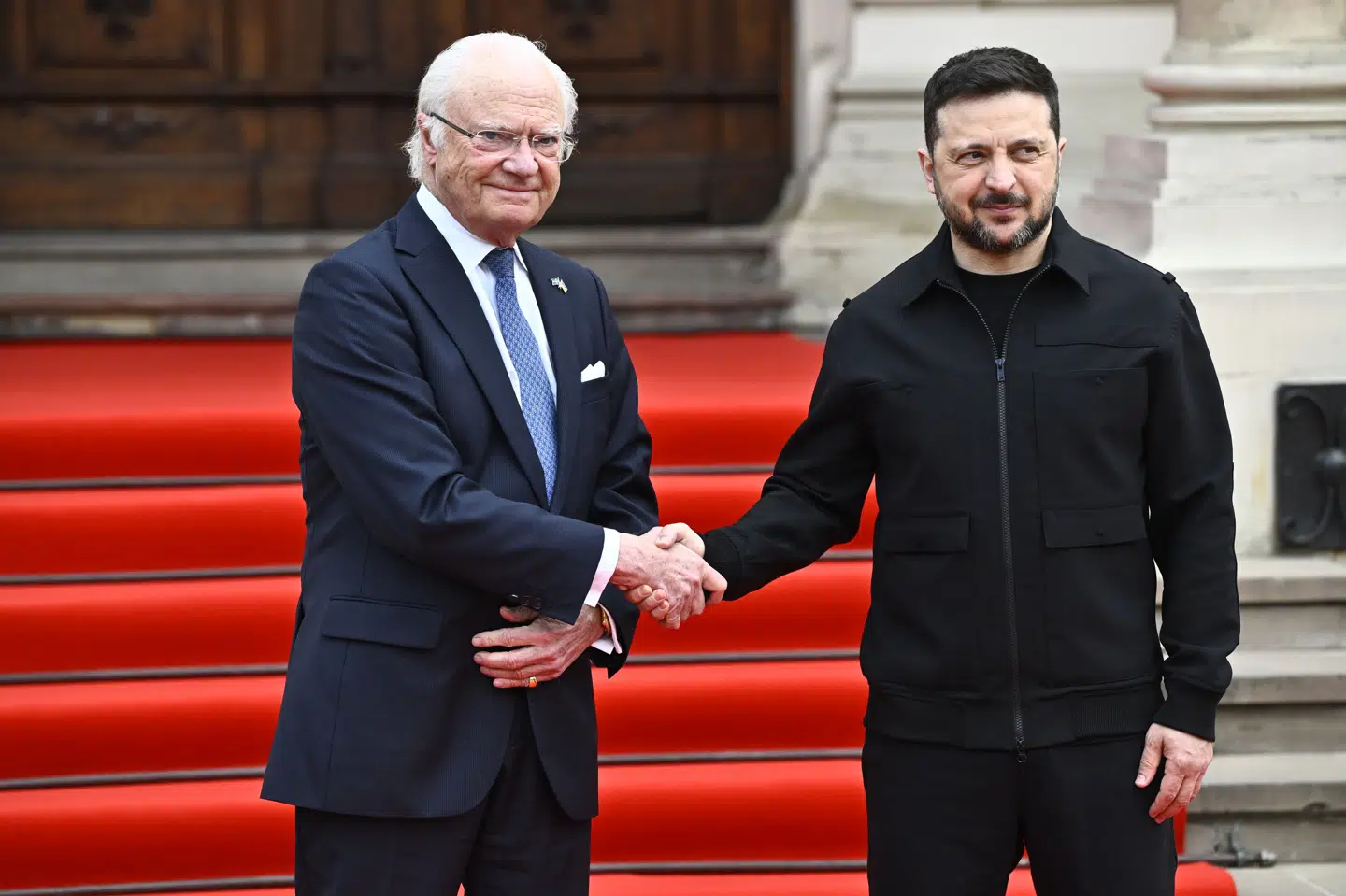 Kong Carl Gustaf og præsident Volodymyr Zelenskyj giver hånd foran Potockipaladset i den vestukrainske by Lviv.