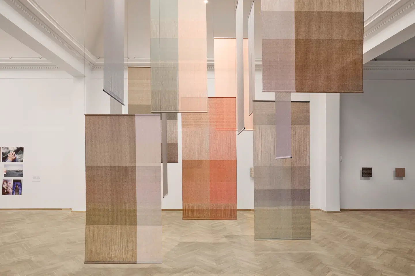 Der er noget designlækkert over Karin Carlanders stofbaner, der er skabt »med så få tekniske virkemidler som muligt«. Som taget ud af Illums Bolighus, mener Holger Dahl.