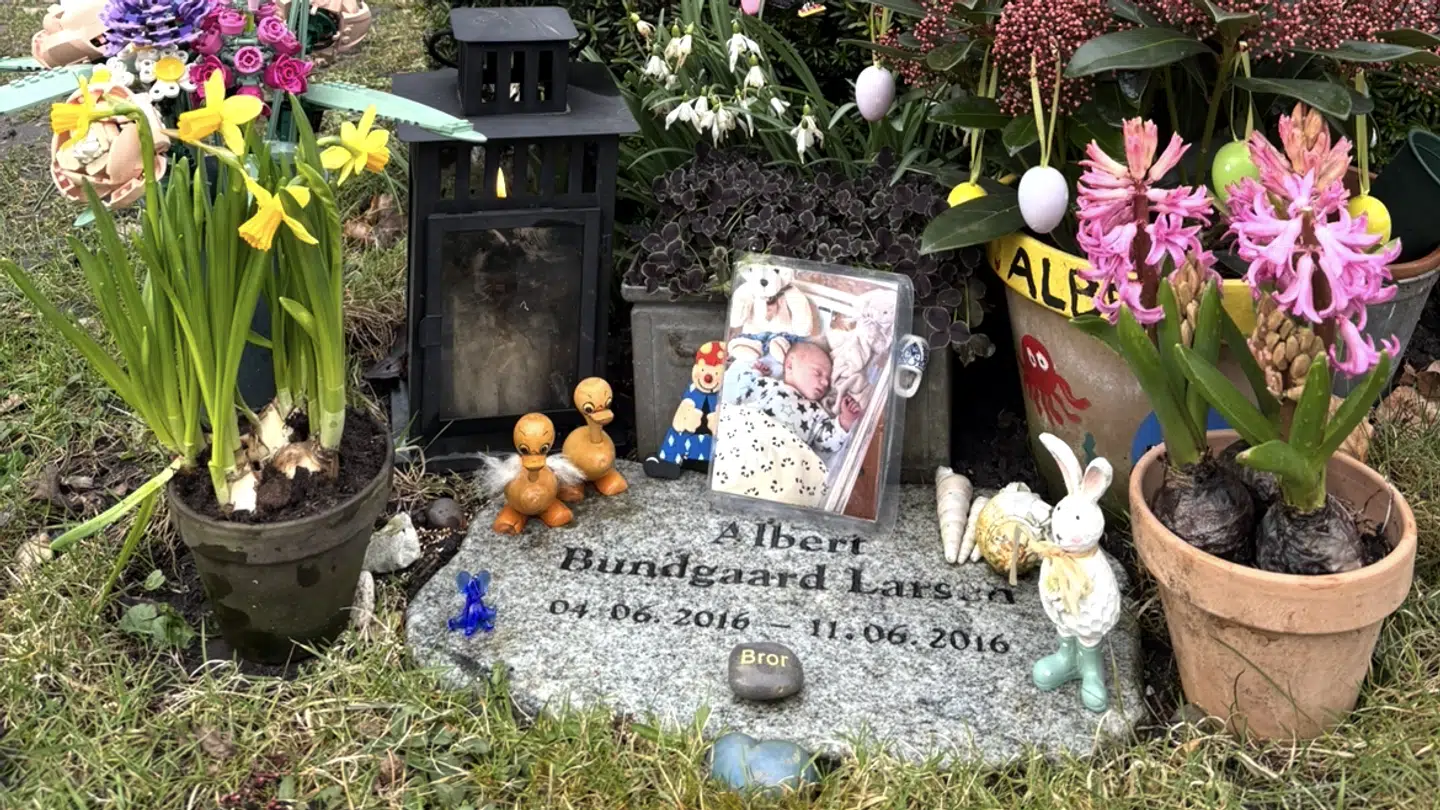 Sådan Albert, Jon Larsens søns, gravsted ud, inden det sidste weekend blev ryddet.