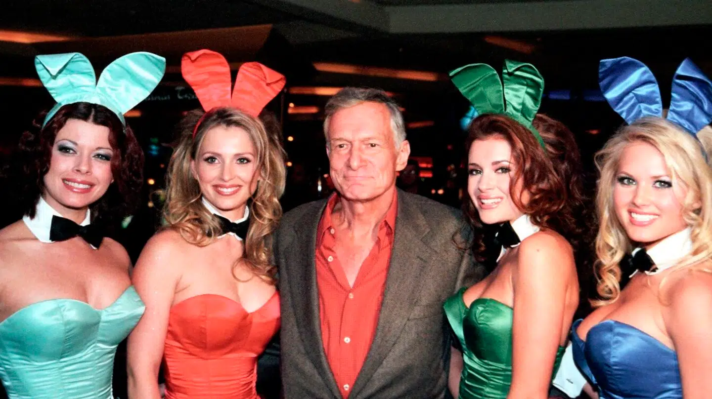 Hugh Hefner, der grundlagde Playboy-magasinet, er en gennemgående figur i Louise Perrys nye bog.
