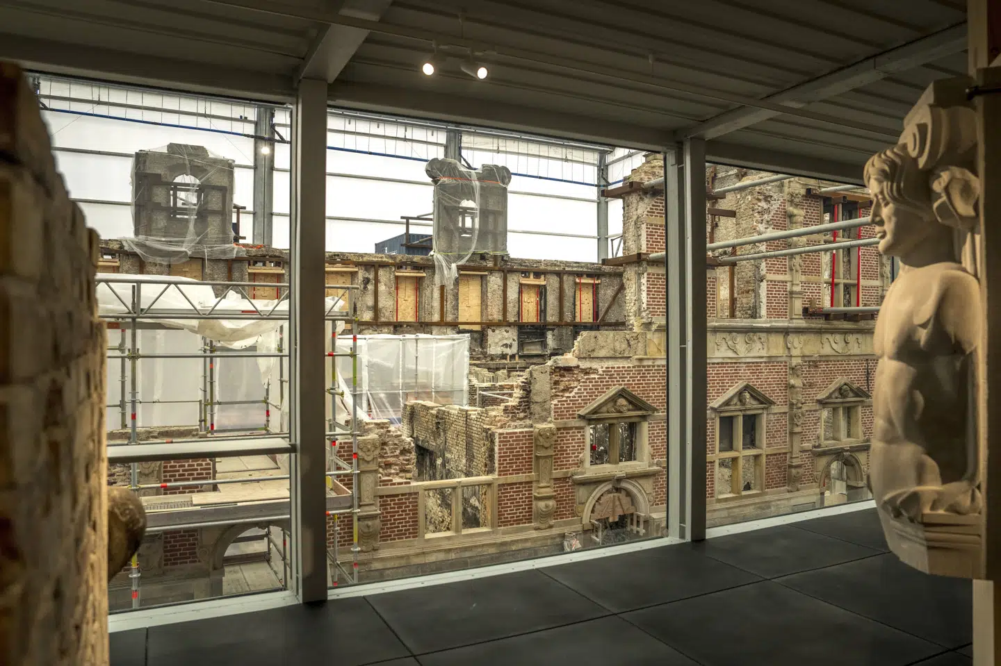 Børsen brændte i april 2024, hvor flere malerier og kunstværker led skade. Nu hænger den store kultegning "Modet" atter på væggene, efter at det blev reddet fra flammerne ved hjælp af blandt andet pølsetænger. I februar 2026 blev der åbnet for et nyt besøgscenter ved Børsen. (Arkivfoto).