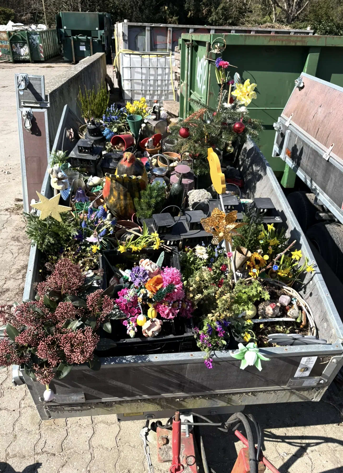 Jon Larsen fandt en trailer fyldt med alle andres blomster, bamser og mindesten, da han ledte efter sin søns ting.