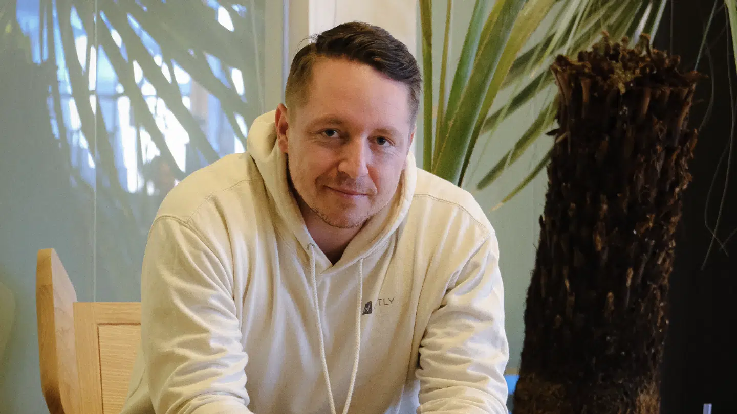 »Jeg føler, at det er et tomt gravsted uden menneske kærlighed omkring - nu har vi en sten i jorden, men alle andre med gravsteder,« siger Tim Myrhvold.