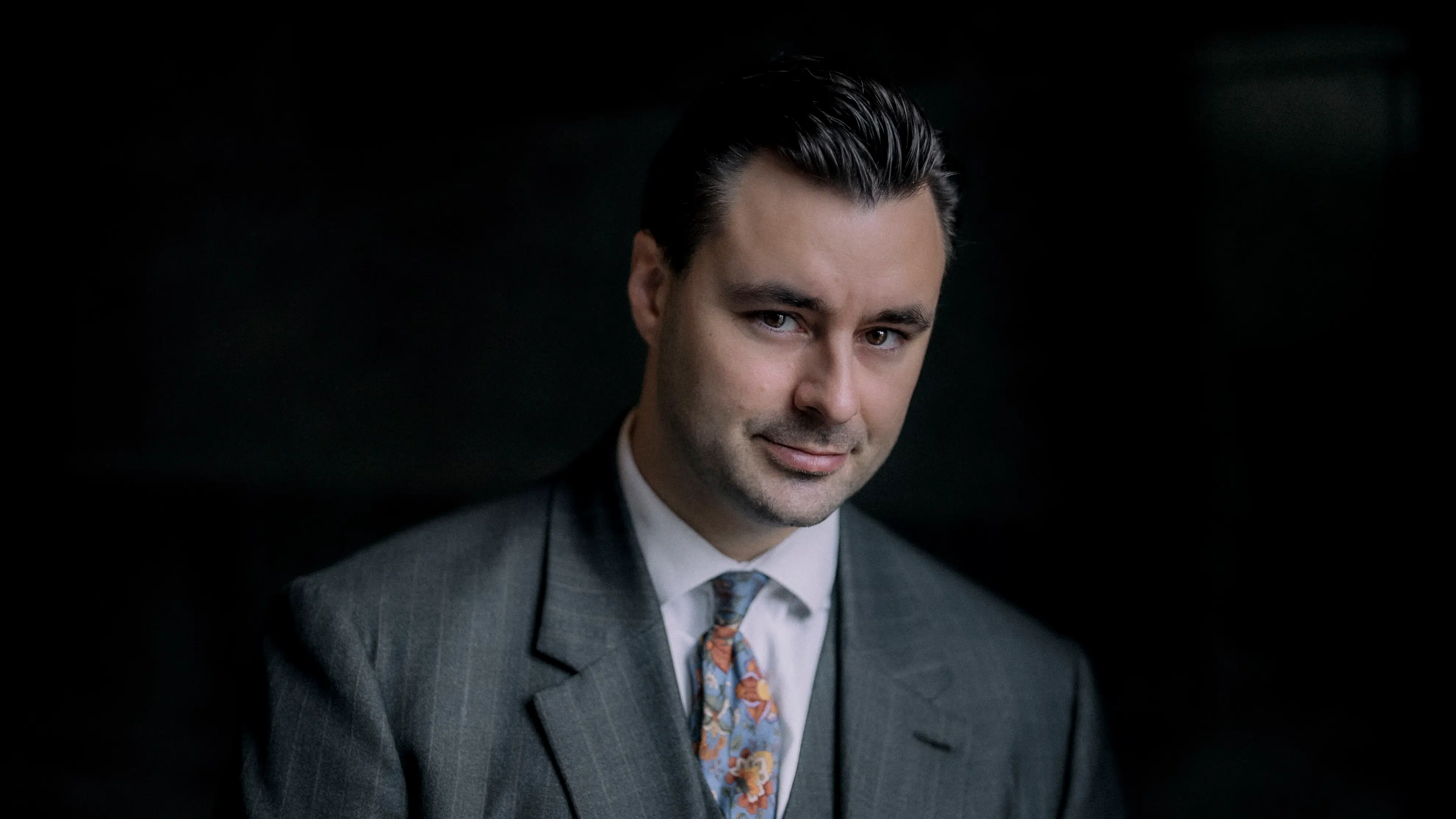 Joachim B. Olsen konfronterer 'mælkemanden' med holocaust-opslag: 'Forskellen mellem mig og Hitler er kærligheden'