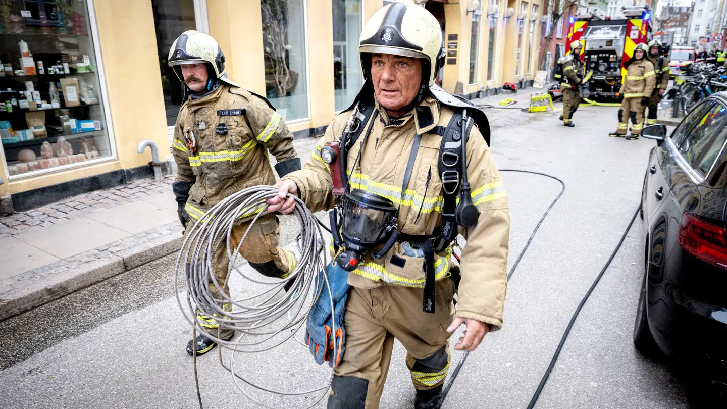 Brandfolk arbejder på Restaurant Udtryk i Teglgårdsstræde 8a i København.