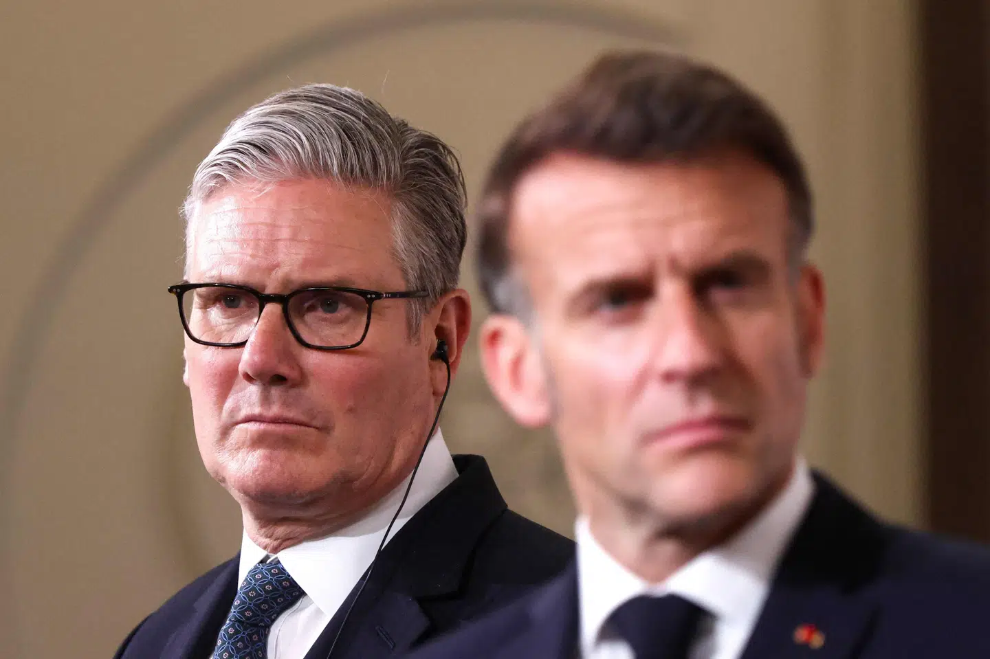 Storbritanniens premierminister, Keir Starmer, og Frankrigs præsident, Emmanuel Macron, har fredag eftermiddag været værter for et møde med de to landes allierede i Paris om situationen omkring Hormuzstrædet.