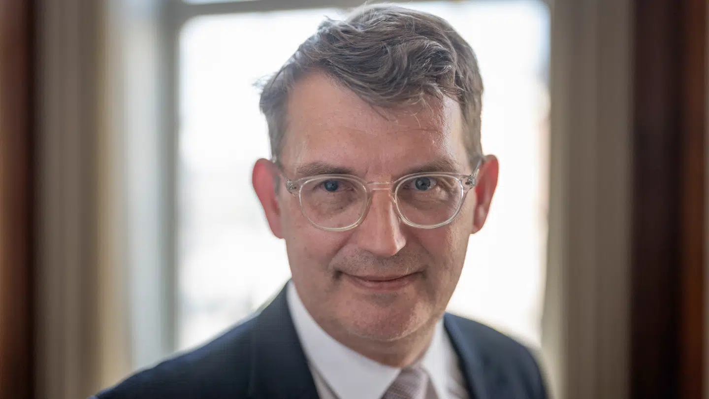 Venstres formand Troels Lund Poulsen bør ikke lade sig presse af dem som mener, at han stik mod valgets tale skal gå i i endnu et monster af en regering over midten. Det mener B.T.s debatredaktør, Joachim B. Olsen.