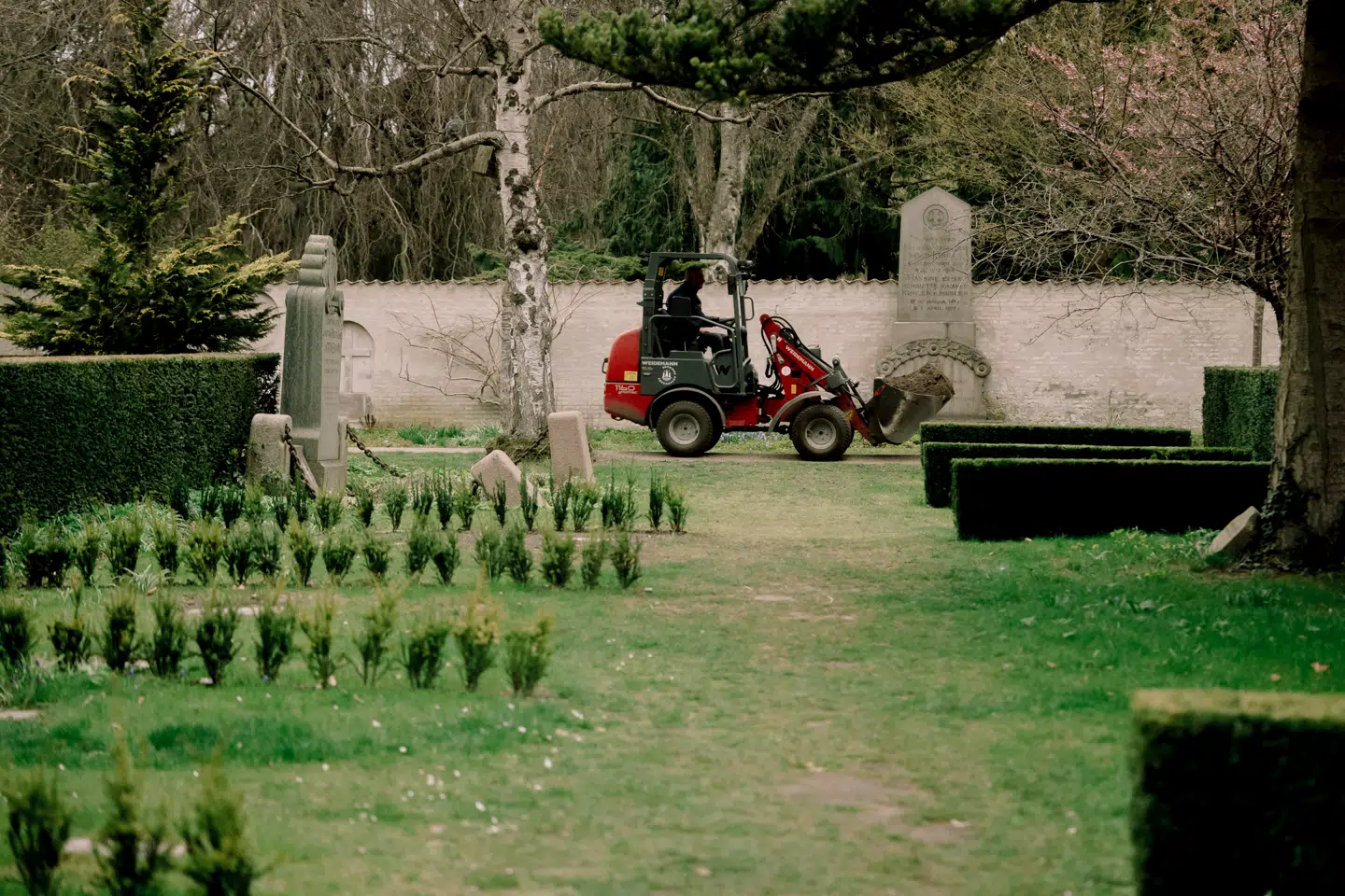 Fredag den 10. april blev 47 børnegravsteder på Assistens Kirkegård ryddet for pynt. Forældrene havde intet fået at vide.