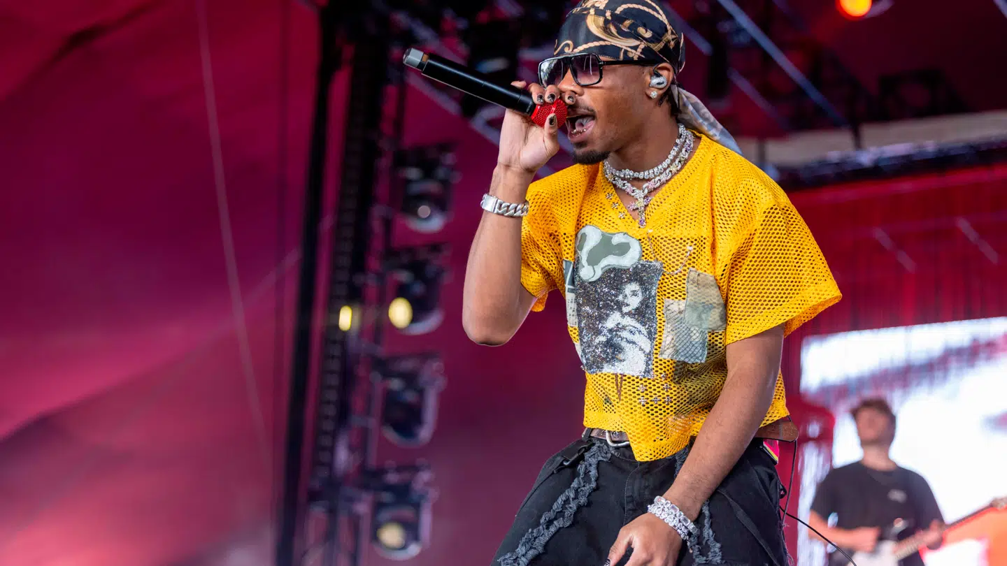 D4VD under sin optræden på Coachella-festivallen i 2025.