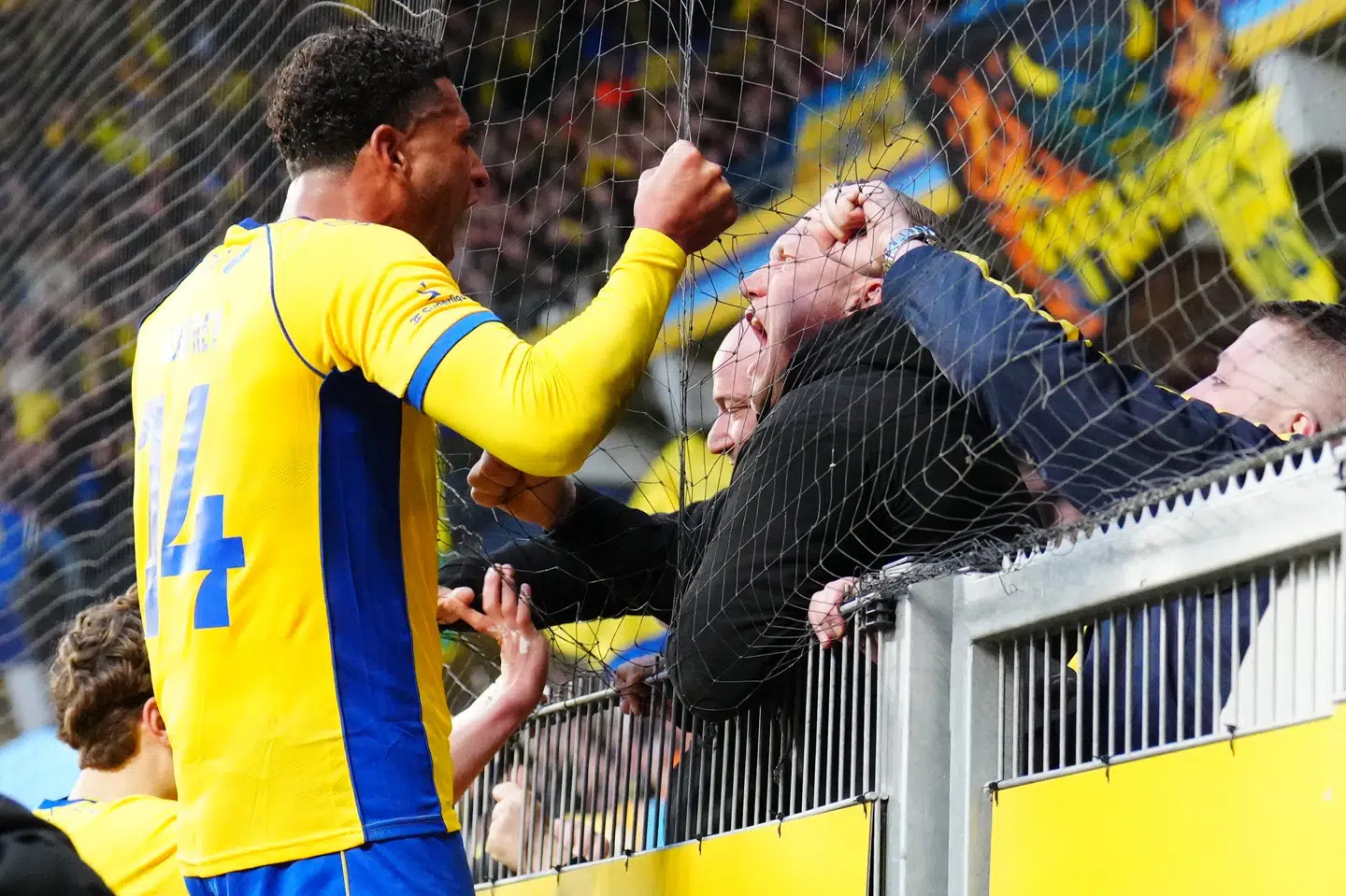 Brøndbys stopper Ben Godfrey valgte at fejre sit mål til 5-0 mod Sønderjyske med klubbens euforiske fans.