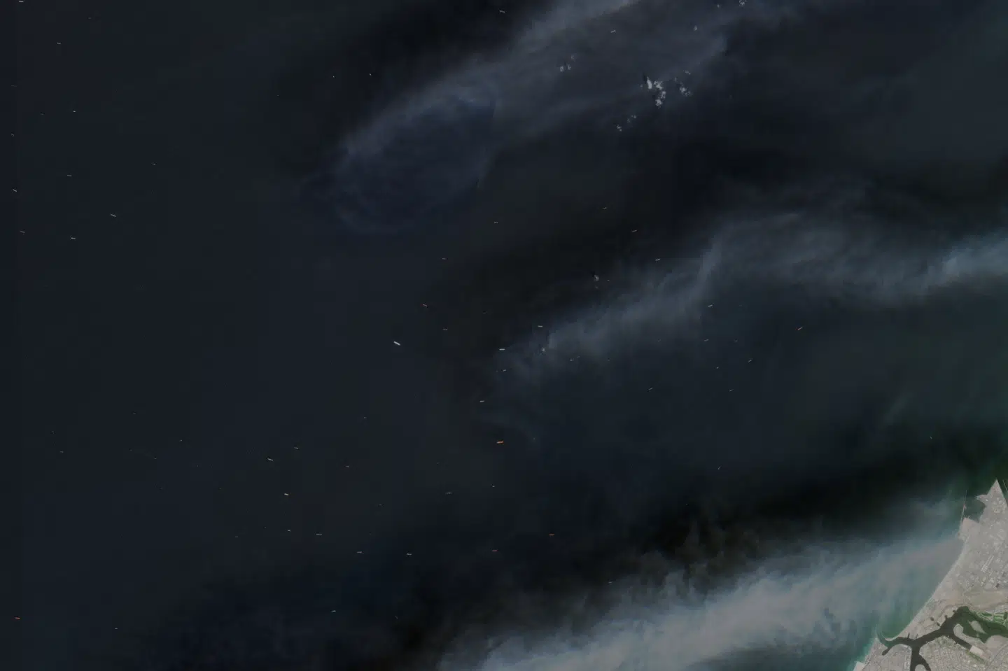 Satellitbillede fra fredag viser flere skibe nær Dubai. Oliepriserne steg kraftigt efter den delvise lukning af Hormuz-strædet i regionen. (Arkivfoto).